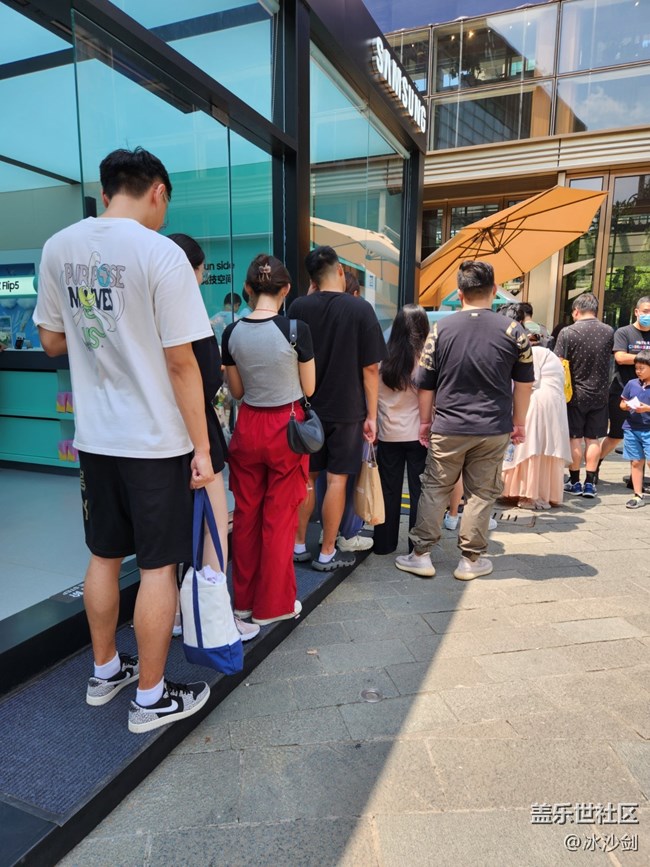 【新天地快閃店打卡活動(dòng)】+折疊手機(jī)