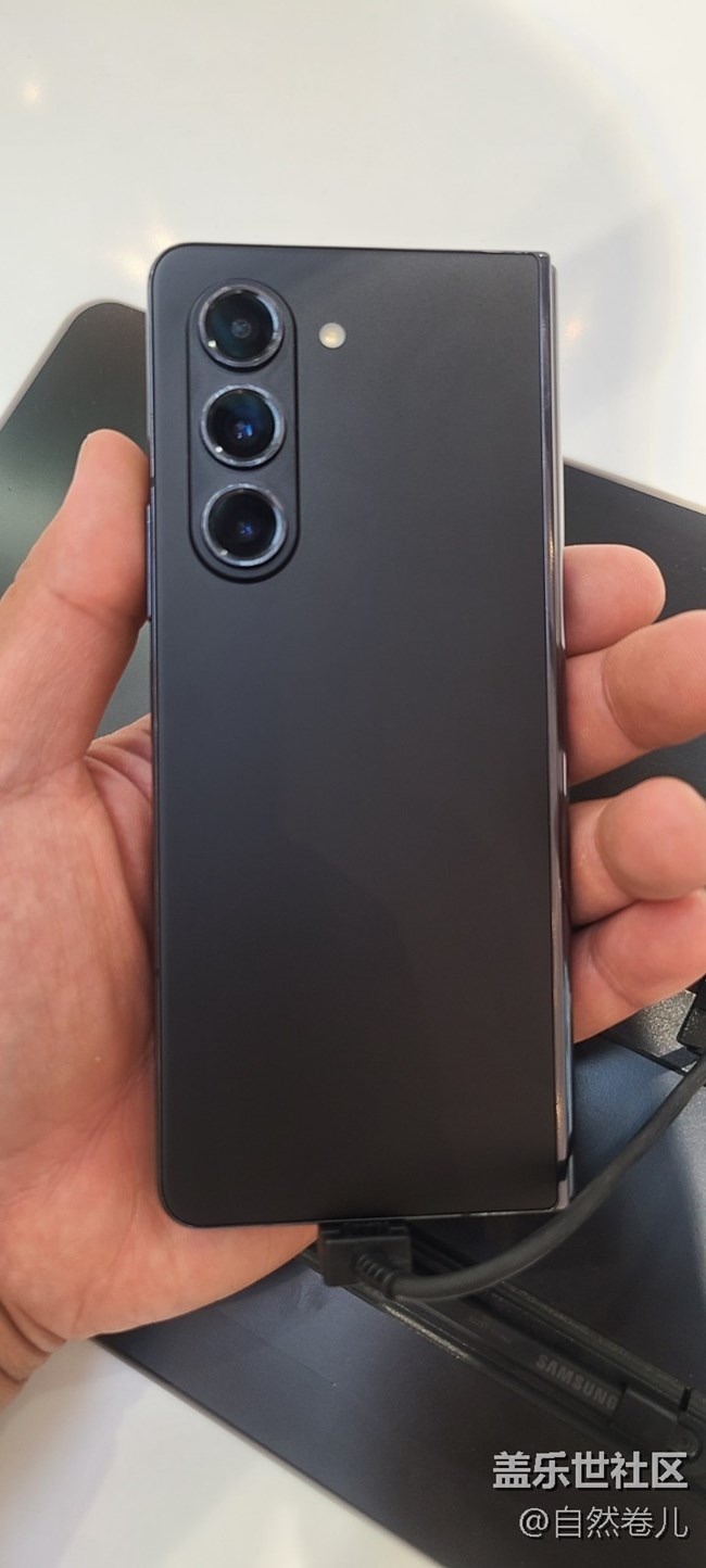 【第五代折疊屏快閃店】“五”與倫比