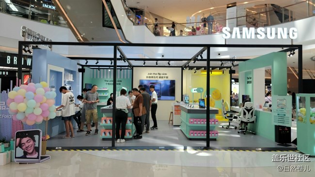 【第五代折疊屏快閃店】“五”與倫比