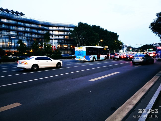 【街景】+鮮花公交車站
