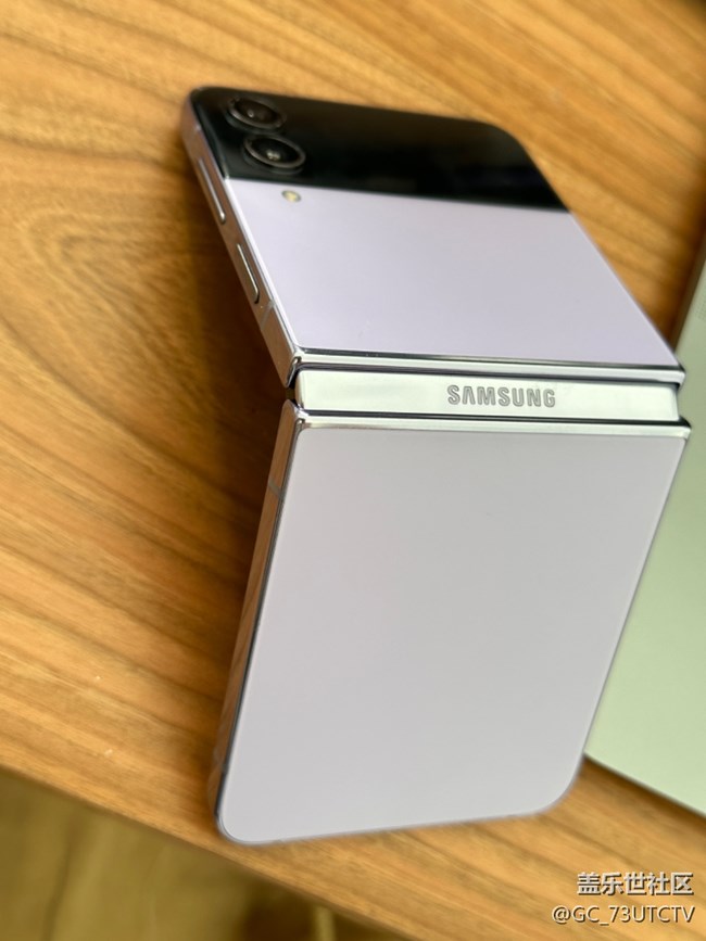 Zflip4 的背部材質(zhì)是真的很耐刮 Zflip4 的背部材質(zhì)是真的很耐刮