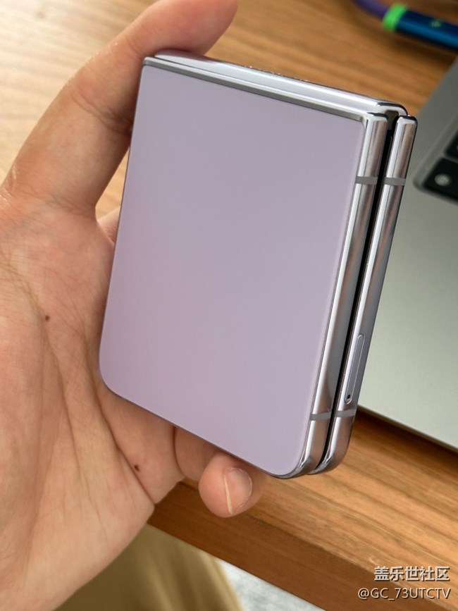 Zflip4 的背部材質(zhì)是真的很耐刮 Zflip4 的背部材質(zhì)是真的很耐刮