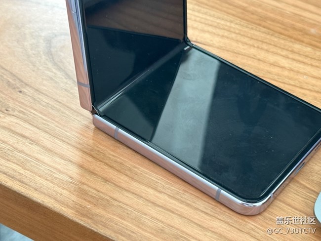 Zflip4 的背部材質(zhì)是真的很耐刮 Zflip4 的背部材質(zhì)是真的很耐刮