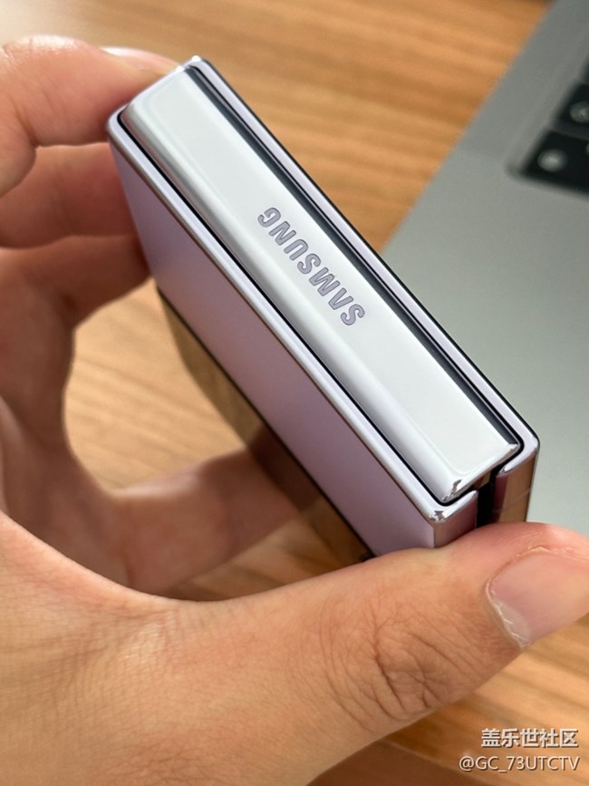 Zflip4 的背部材質(zhì)是真的很耐刮 Zflip4 的背部材質(zhì)是真的很耐刮