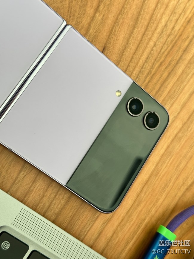 Zflip4 的背部材質(zhì)是真的很耐刮 Zflip4 的背部材質(zhì)是真的很耐刮