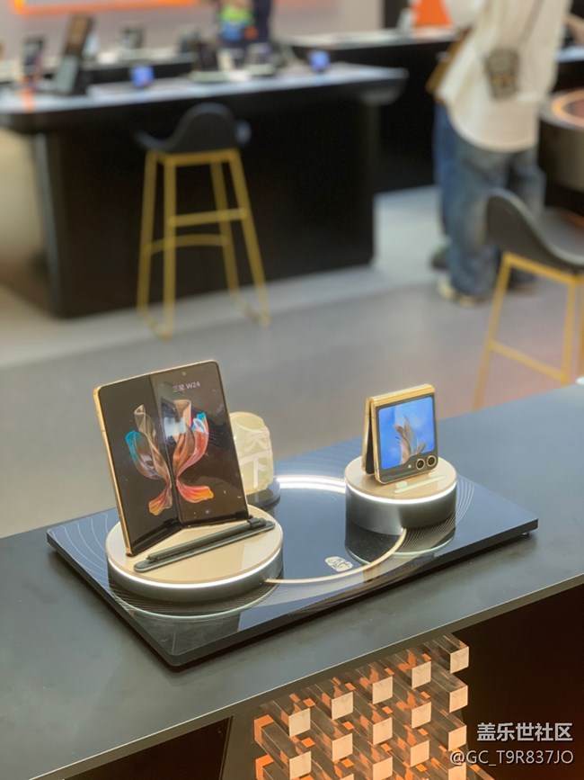 【三星W24系列快閃店】+三星折疊屏就是墜牛的