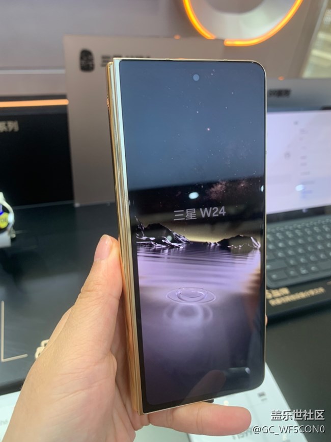 【三星W24系列快閃店】折疊屏的天花板