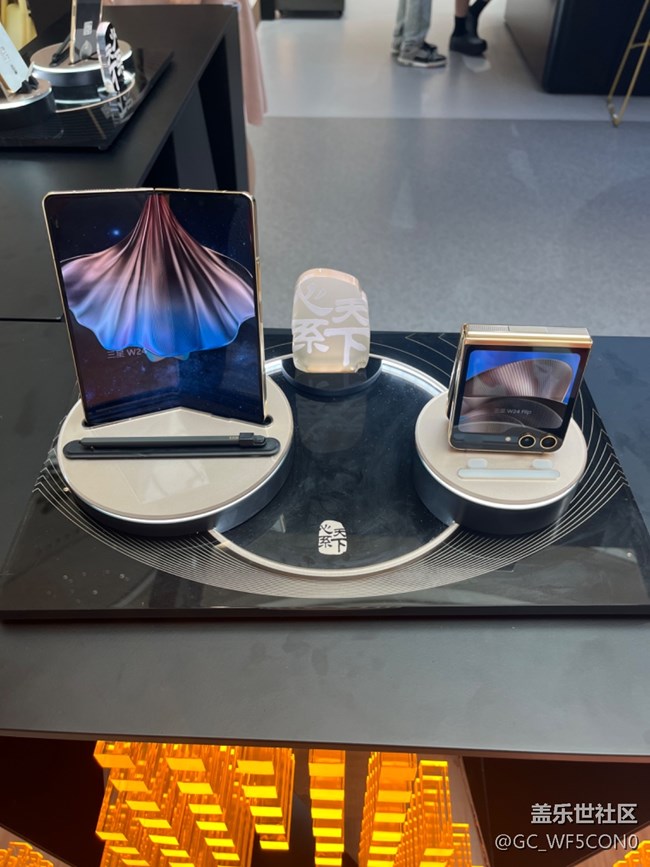 【三星W24系列快閃店】折疊屏的天花板