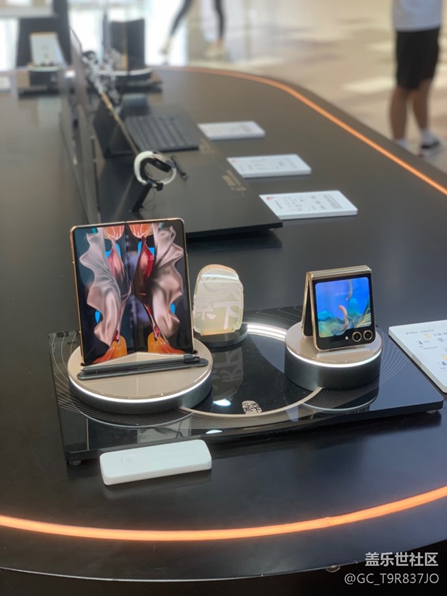 【三星W24系列快閃店】+三星折疊屏就是墜牛的