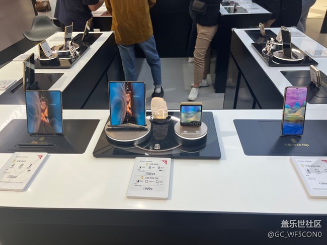 【三星W24系列快閃店】折疊屏的天花板