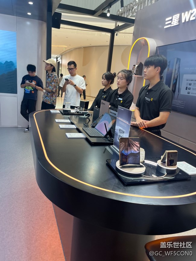 【三星W24系列快閃店】折疊屏的天花板