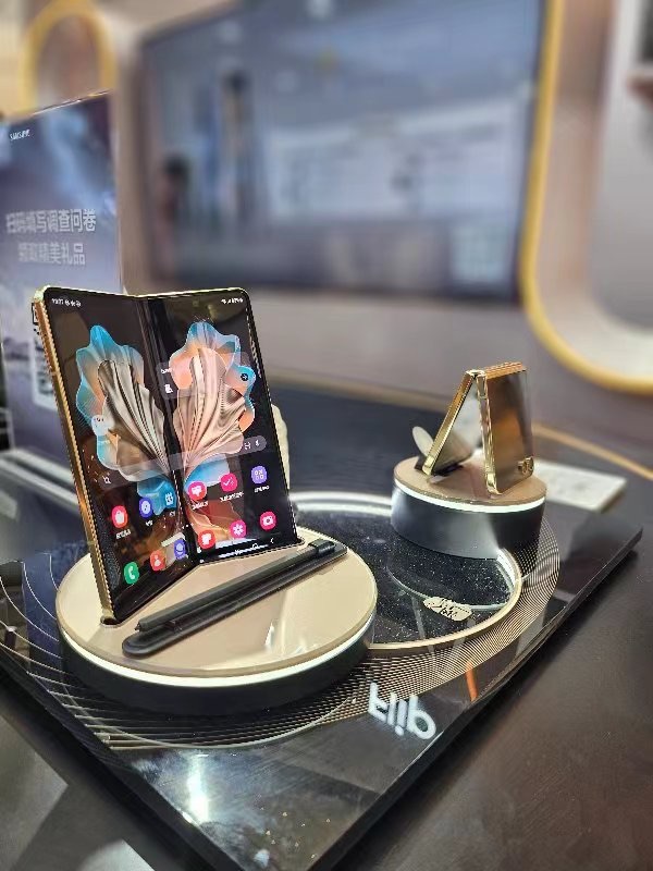 【三星W24系列快閃店】W24折疊小身體大能耐。