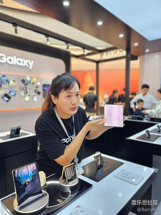 【三星W24系列快閃店】W24折疊小身體大能耐。