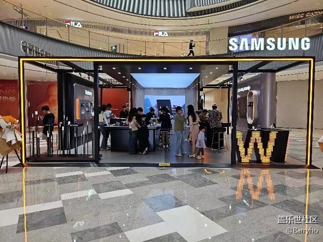 【三星W24系列快閃店】W24折疊小身體大能耐。