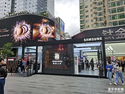 三星快閃店就在iPhone鈦金屬廣告下