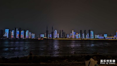 吹著江風