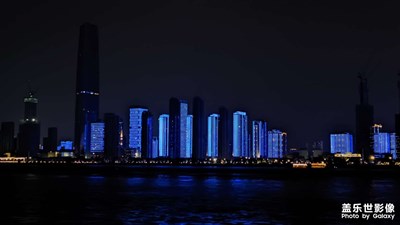 宇宙的信，是褶皺的海。