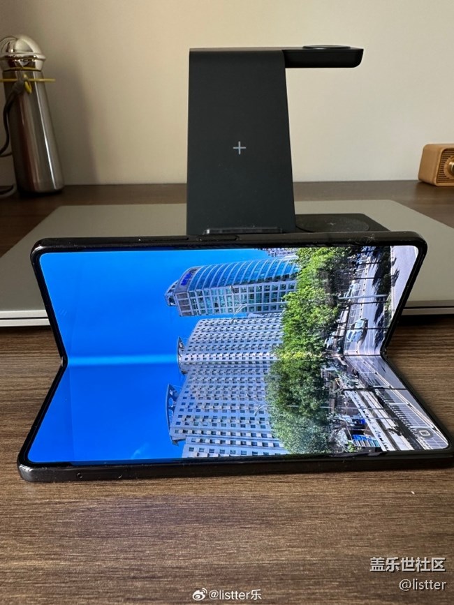 來看看三星Galaxy Z Fold4的內(nèi)屏