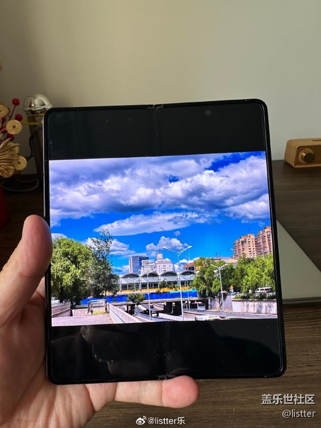 來看看三星Galaxy Z Fold4的內(nèi)屏
