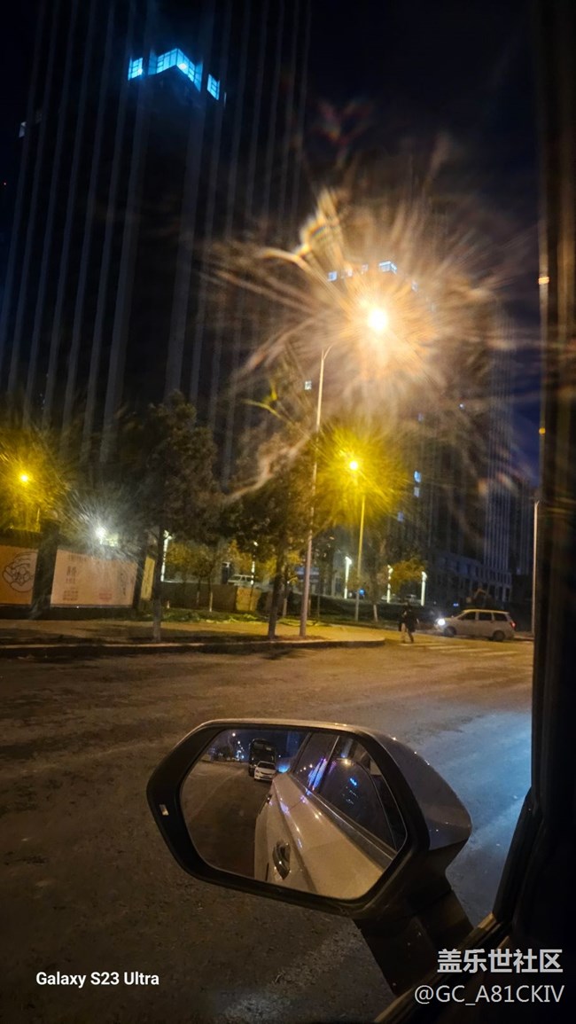 三星S23U拍燈光為什么會出現(xiàn)這種情況，你們的也是這樣嗎？