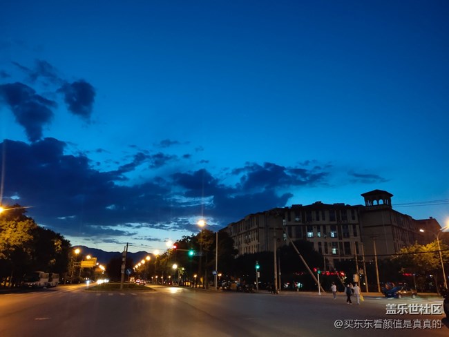 美麗的夜-晚上附近的街景