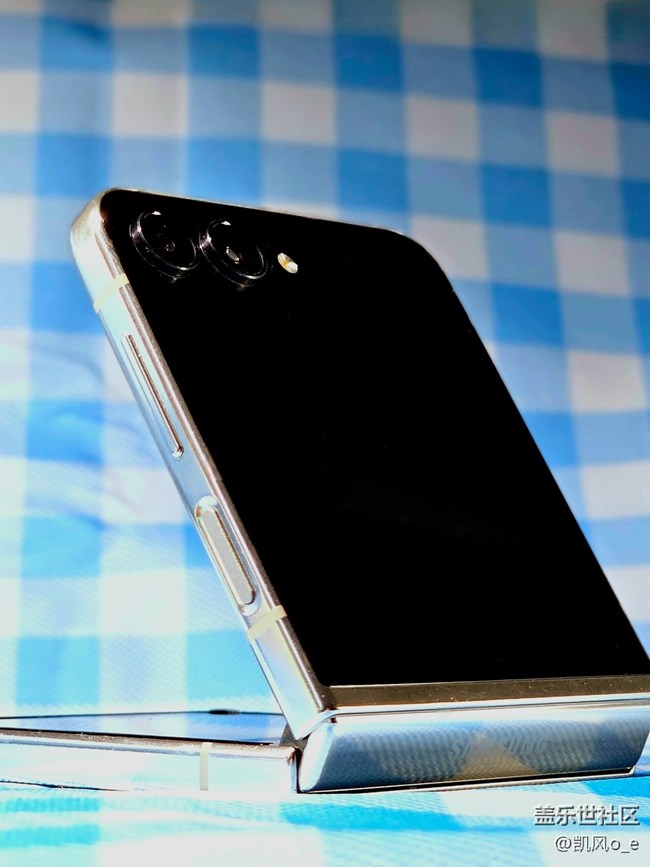 我拍了拍三星Galaxy Z Flip 5