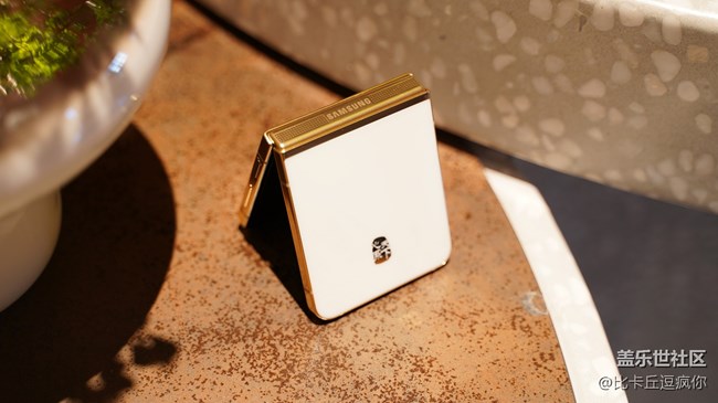 彰顯奢華美學(xué) 三星W24 Flip圖賞