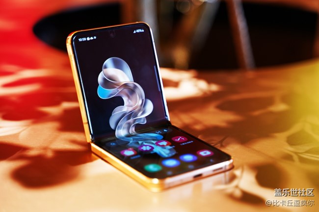 彰顯奢華美學(xué) 三星W24 Flip圖賞