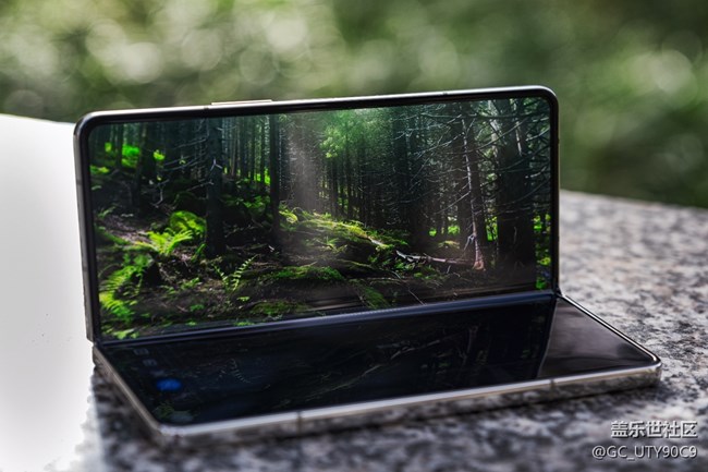 珠光寶氣細(xì)膩般陶瓷質(zhì)感 三星Galaxy Z Fold5星河白圖賞 珠光寶氣細(xì)膩般陶瓷質(zhì)感 三星Galaxy Z Fold5星河白圖賞
