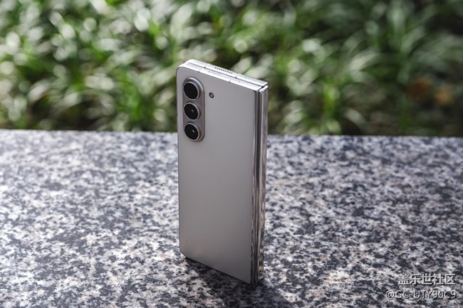 珠光寶氣細(xì)膩般陶瓷質(zhì)感 三星Galaxy Z Fold5星河白圖賞 珠光寶氣細(xì)膩般陶瓷質(zhì)感 三星Galaxy Z Fold5星河白圖賞