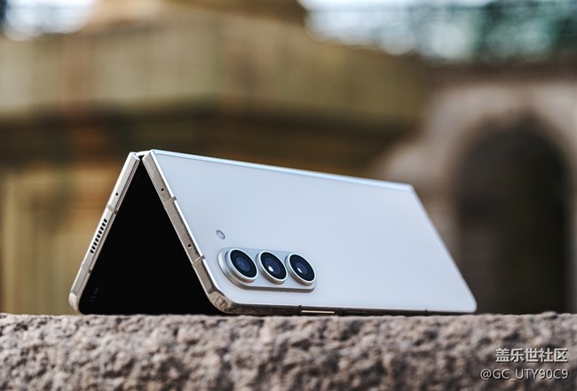 珠光寶氣細(xì)膩般陶瓷質(zhì)感 三星Galaxy Z Fold5星河白圖賞 珠光寶氣細(xì)膩般陶瓷質(zhì)感 三星Galaxy Z Fold5星河白圖賞