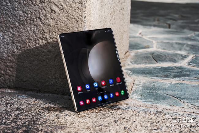珠光寶氣細(xì)膩般陶瓷質(zhì)感 三星Galaxy Z Fold5星河白圖賞 珠光寶氣細(xì)膩般陶瓷質(zhì)感 三星Galaxy Z Fold5星河白圖賞