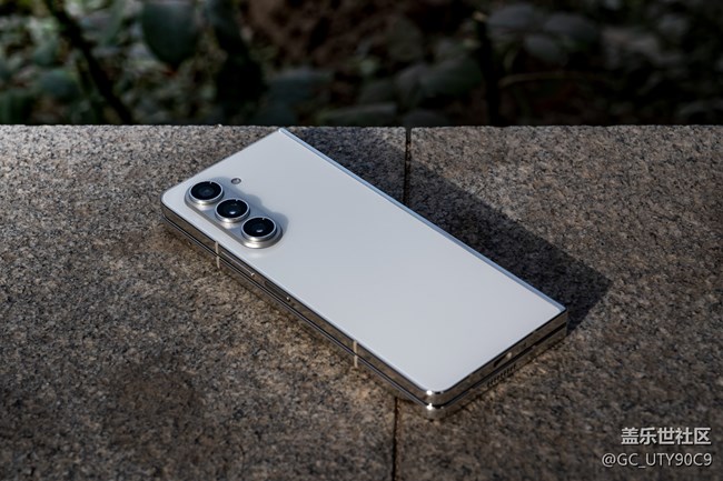 珠光寶氣細(xì)膩般陶瓷質(zhì)感 三星Galaxy Z Fold5星河白圖賞 珠光寶氣細(xì)膩般陶瓷質(zhì)感 三星Galaxy Z Fold5星河白圖賞