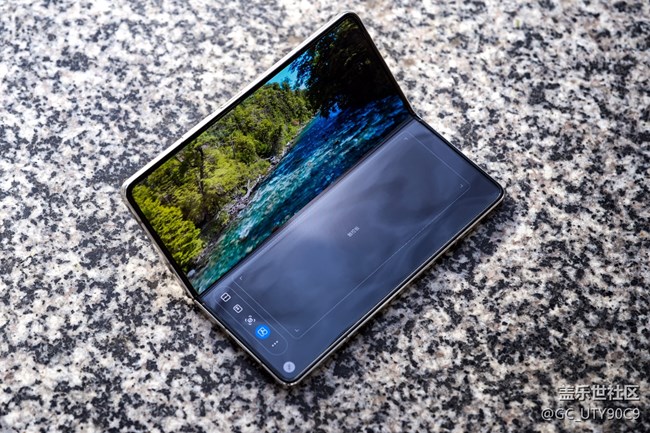 珠光寶氣細(xì)膩般陶瓷質(zhì)感 三星Galaxy Z Fold5星河白圖賞 珠光寶氣細(xì)膩般陶瓷質(zhì)感 三星Galaxy Z Fold5星河白圖賞