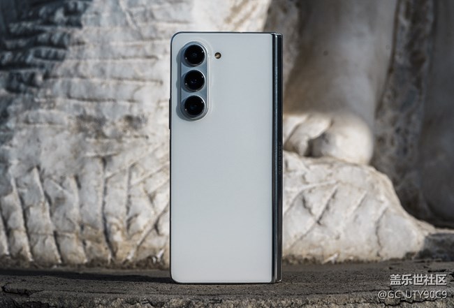 珠光寶氣細(xì)膩般陶瓷質(zhì)感 三星Galaxy Z Fold5星河白圖賞 珠光寶氣細(xì)膩般陶瓷質(zhì)感 三星Galaxy Z Fold5星河白圖賞