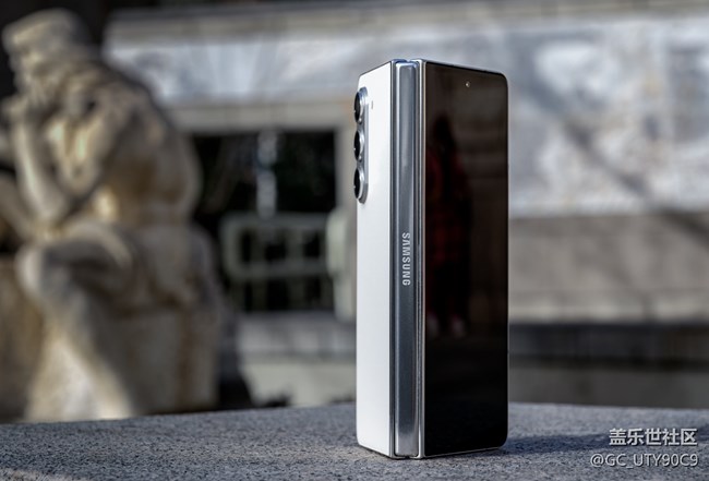 珠光寶氣細(xì)膩般陶瓷質(zhì)感 三星Galaxy Z Fold5星河白圖賞 珠光寶氣細(xì)膩般陶瓷質(zhì)感 三星Galaxy Z Fold5星河白圖賞