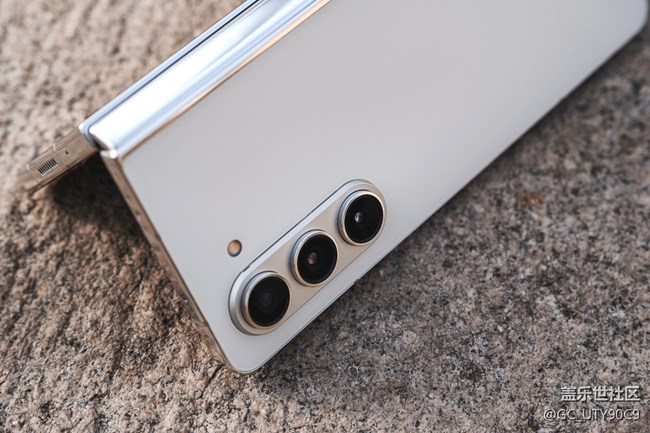 珠光寶氣細(xì)膩般陶瓷質(zhì)感 三星Galaxy Z Fold5星河白圖賞 珠光寶氣細(xì)膩般陶瓷質(zhì)感 三星Galaxy Z Fold5星河白圖賞