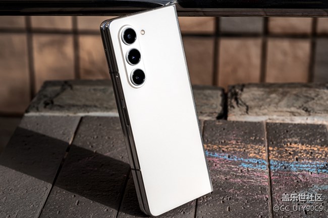 珠光寶氣細(xì)膩般陶瓷質(zhì)感 三星Galaxy Z Fold5星河白圖賞 珠光寶氣細(xì)膩般陶瓷質(zhì)感 三星Galaxy Z Fold5星河白圖賞