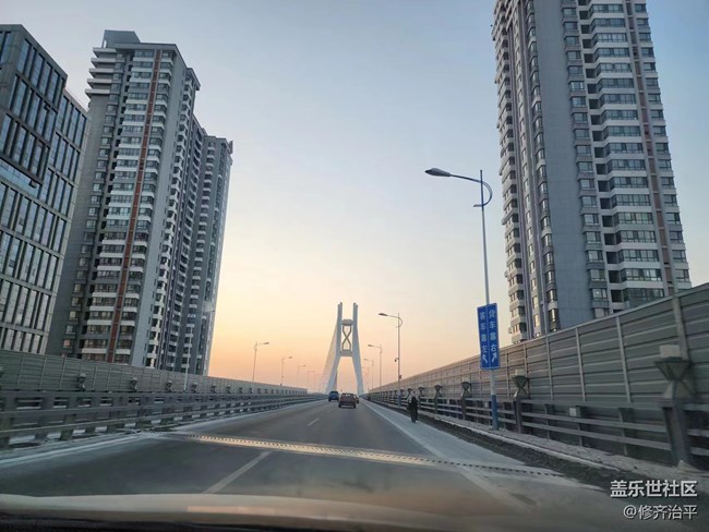 【冬日物语】夕阳下的桥上的风景