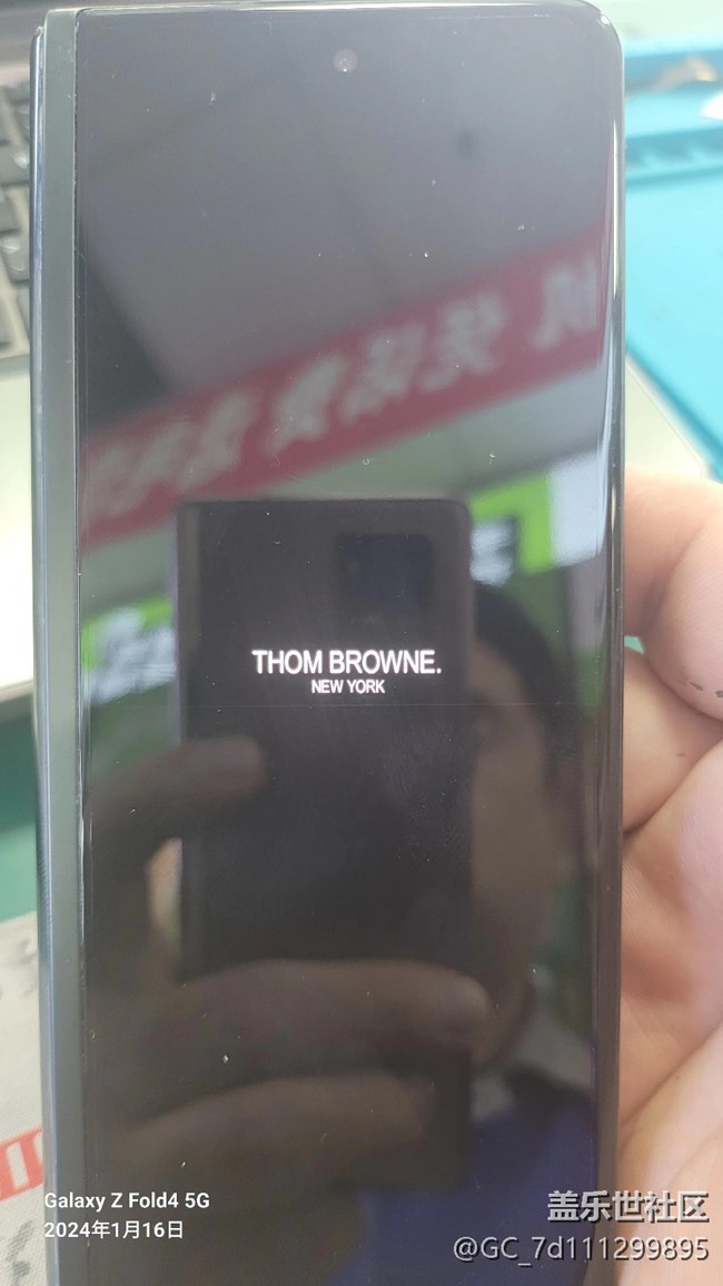 今天手機 突然開機畫面 變了，各位大神知道的嗎