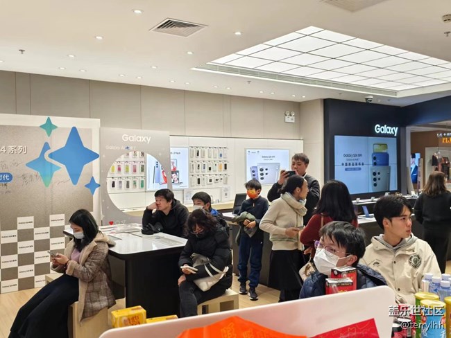天河領(lǐng)展廣場(chǎng)三星體驗(yàn)店觀看S24中國(guó)區(qū)發(fā)布會(huì)