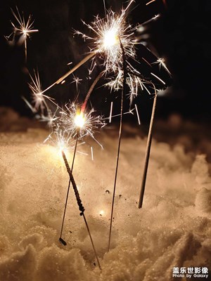 【我家鄉(xiāng)的春節(jié)】+春節(jié)快樂的焰火