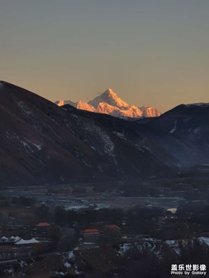 龍年伊始 日照金山