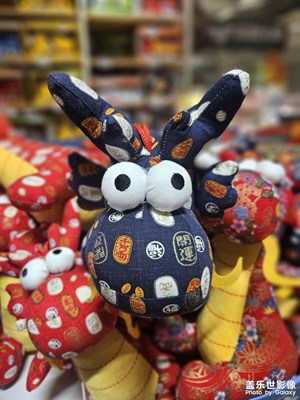 【返程路上】奇形怪狀的龍玩偶