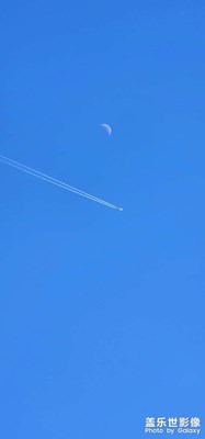 冬日藍(lán)天下的飛機(jī)