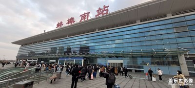 高鐵站一大早就人山人海