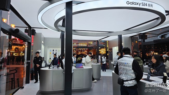 【山城S24快閃店】S24閃現(xiàn)解放碑 一起來看看吧