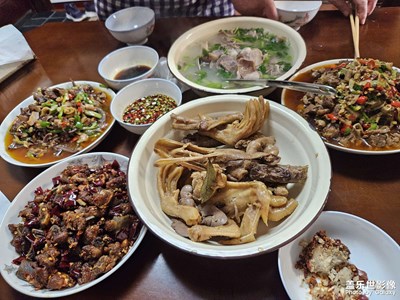 【我家鄉(xiāng)的春節(jié)】+歡聚飯桌上