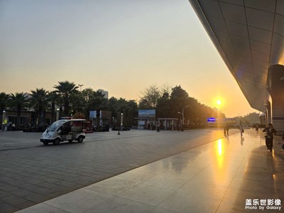 夕陽下的南寧東站