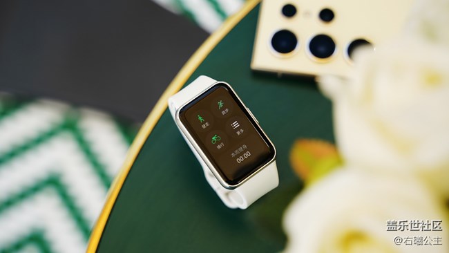 輕巧時尚 佩戴舒適 三星Galaxy Fit3圖賞 輕巧時尚 佩戴舒適 三星Galaxy Fit3圖賞